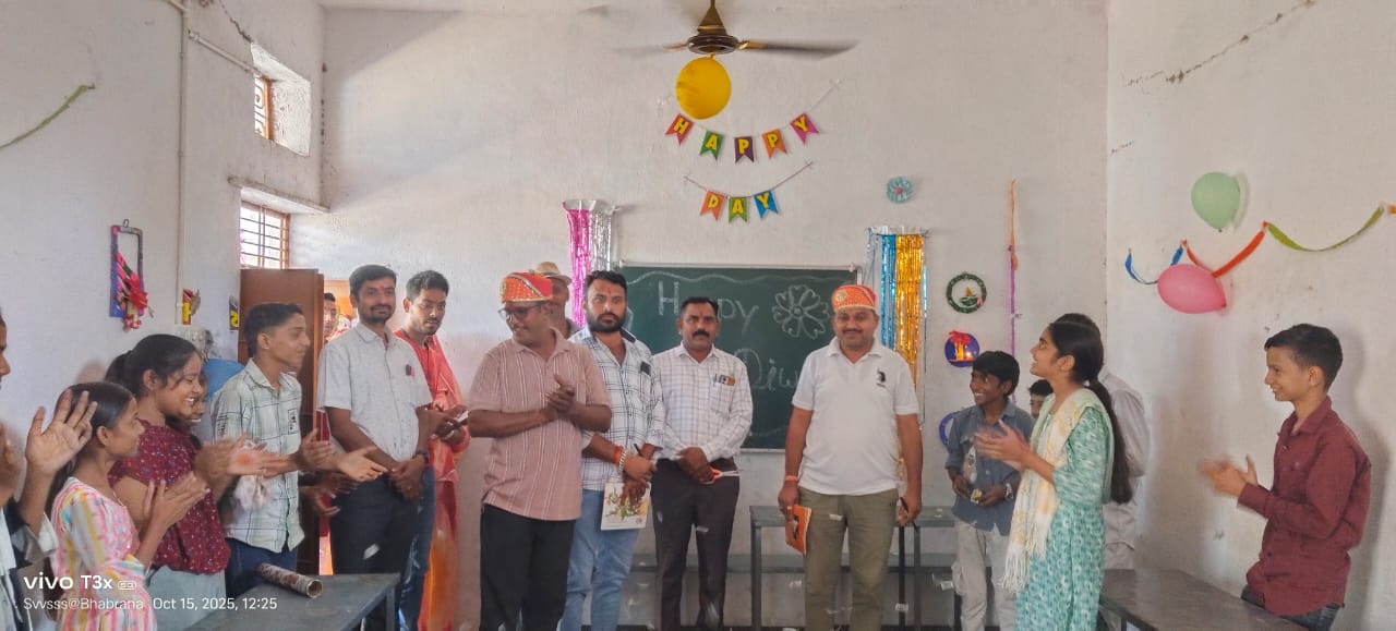सरस्वती विद्यालय में मनाया गया दीपोत्सव, विद्यालय के छात्र-छात्राओं ने विभिन्न प्रकार की रंगोली एवं सजावट की।