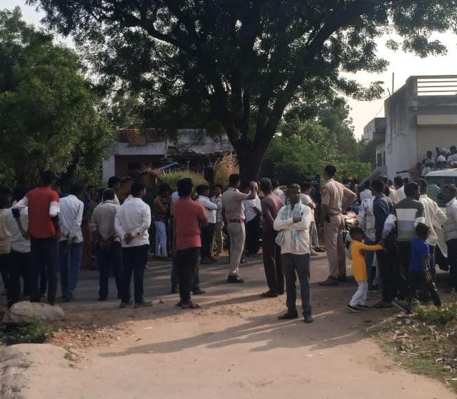 झल्लारा थाना क्षेत्र के जेताना गांव में कुछ दिन पूर्व दो पक्षों के बीच हुए आपसी विवाद में एक व्यक्ति गंभीर रूप से घायल हो गया था। घायल को प्राथमिक उपचार के बाद अहमदाबाद रेफर किया गया था, जहां उपचार के दौरान उसकी मौत हो गई