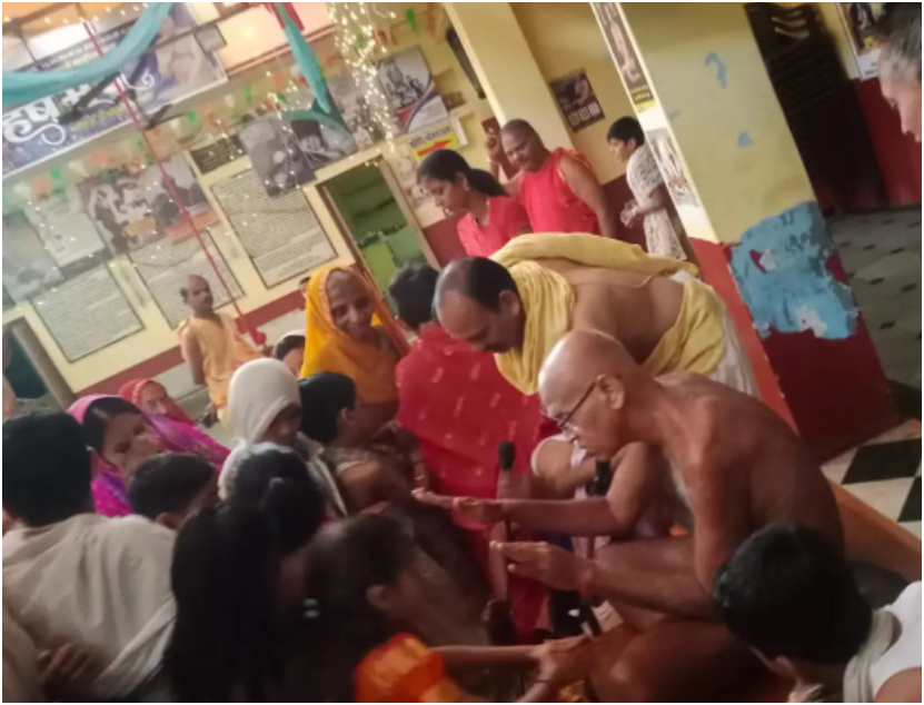मोबाइल त्याग कर बच्चों ने रचा संयम का आदर्श, शांतिधारा में गूंजा जिनेंद्र भक्ति का स्वर