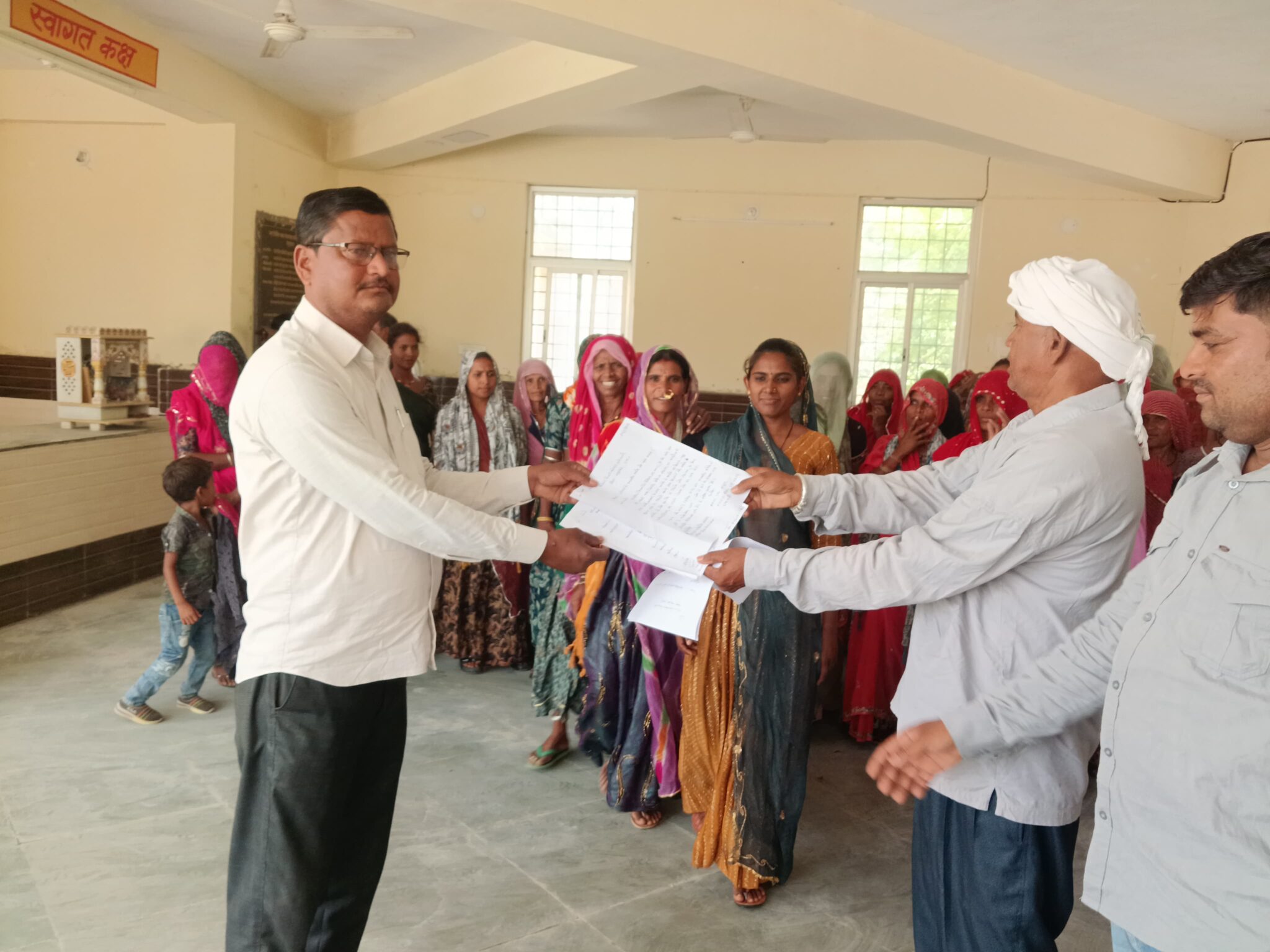 मजदूरों के हक के लिए 12 किमी पैदल चले समाजसेवी रामलाल मीणा, झल्लारा बीडीओ को सौंपा ज्ञापन।
