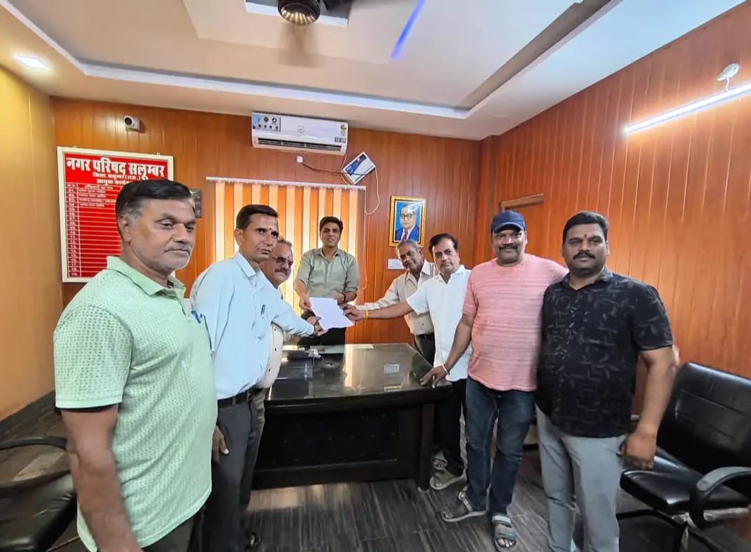 बरसात में बदहाल मोक्षधाम: टपकते टीनशेड के बीच हो रहे अंतिम संस्कार, स्थायी छत निर्माण की उठी मांग  नगर परिषद को सौंपा ज्ञापन, जर्जर शेड हटाकर आरसीसी छत या ऊंचा टीनशेड लगाने की मांग