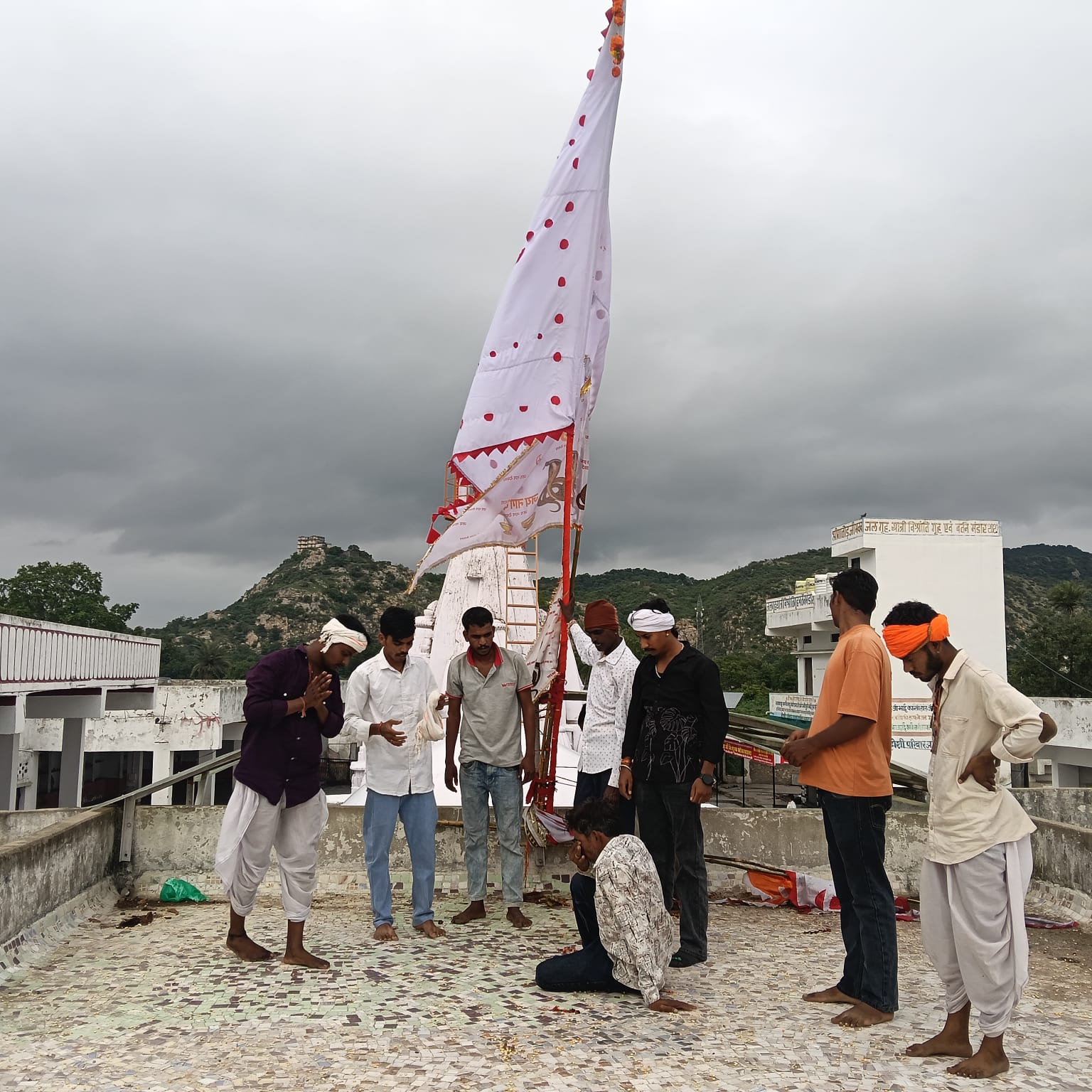 बलीचा से पैदल निकले श्रद्धालु, गातोड़जी मंदिर पहुंचकर की पूजा-अर्चना सुबह 6 बजे शुरू हुई पदयात्रा, शाम 7 बजे गातोड़ श्याम के दरबार में पहुंचे भक्त; भजन-कीर्तन कर चढ़ाया घी-गुड़ का भोग