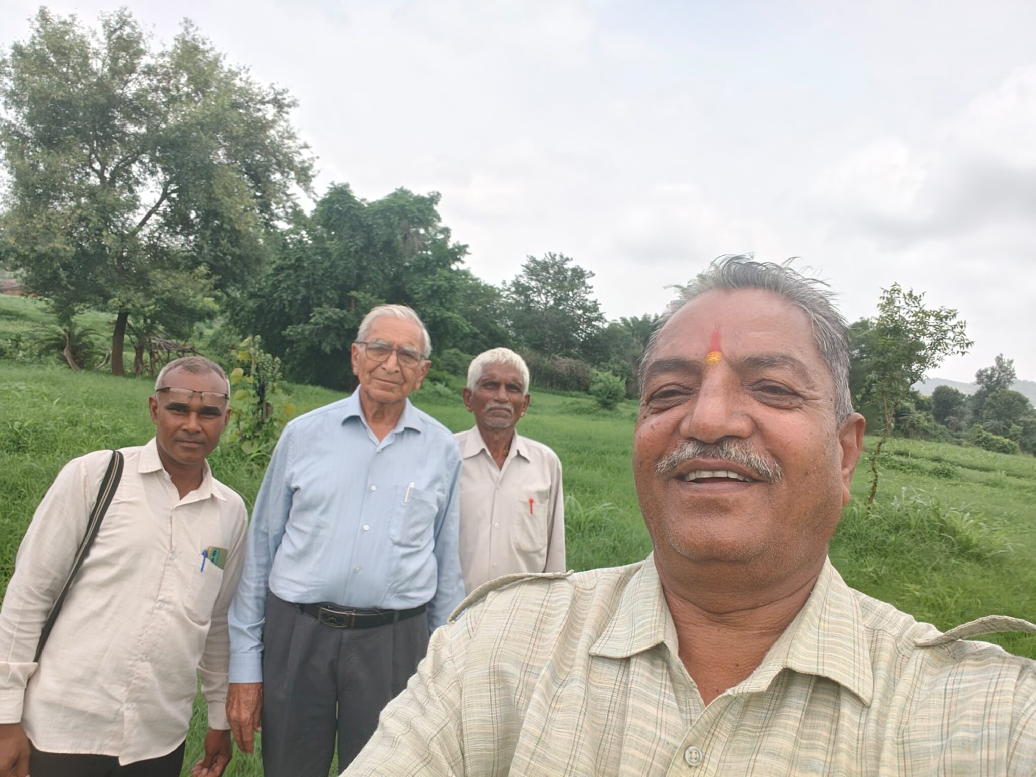 चेकडैम से जल संरक्षण की पहल, स्कूल परिसर में रोपे 500 से अधिक पौधे वनवासी कल्याण परिषद के प्रदेश पदाधिकारी के प्रवास के दौरान ग्राम विकास और पर्यावरण संरक्षण पर जोर