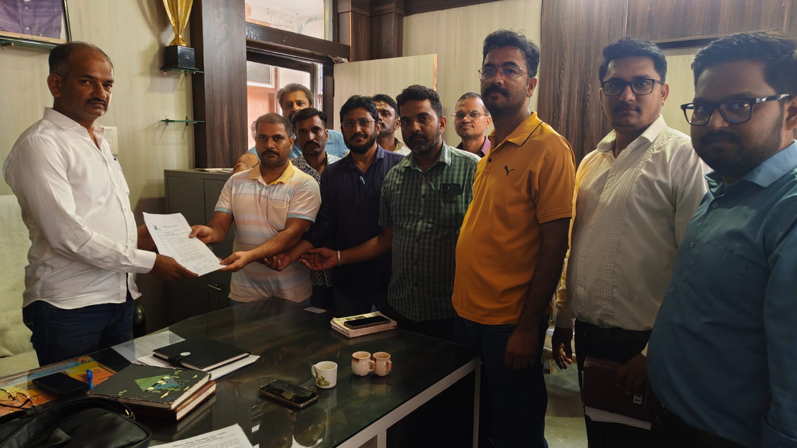 मनरेगा व ग्रामीण विकास संविदा कार्मिकों का आक्रोश: 3 माह से मानदेय ठप, नियमितीकरण की मांग को लेकर दी चुनाव बहिष्कार और विधानसभा घेराव की चेतावनी।