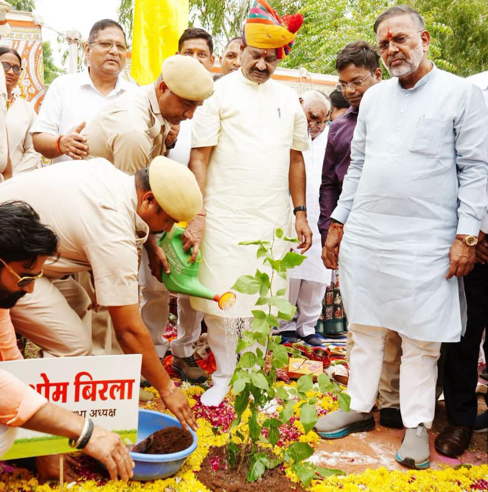 एक पेड़ मां के नाम महाअभियान के तहत लोकसभा अध्यक्ष ओम बिरला ने पौधारोपण किया98.11 करोड़ रुपये के विकास कार्यों का लोकार्पण एवं शिलान्यास