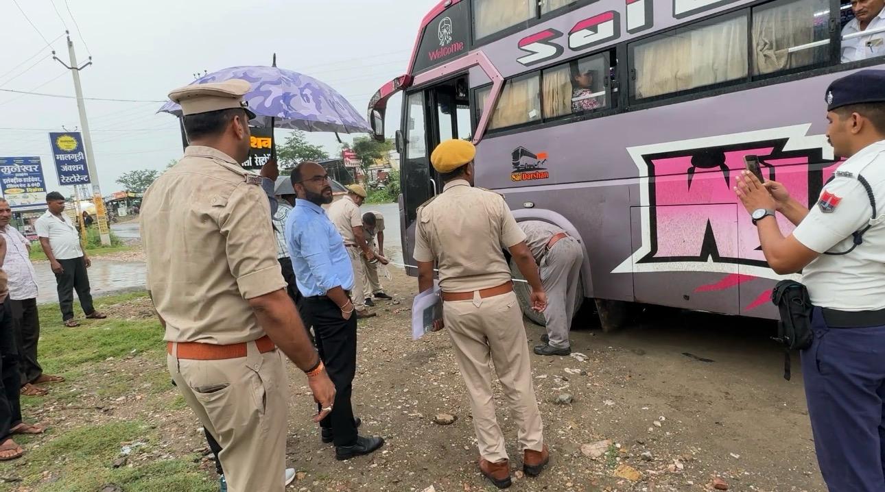 स्लीपर बसों की मनमानी पर शिकंजा, 3 बसों के 45 हजार के चालान आपातकालीन खिड़कियां नहीं खुलीं, फिक्स मिले अग्निशमन यंत्र; संयुक्त दल ने किया औचक निरीक्षण