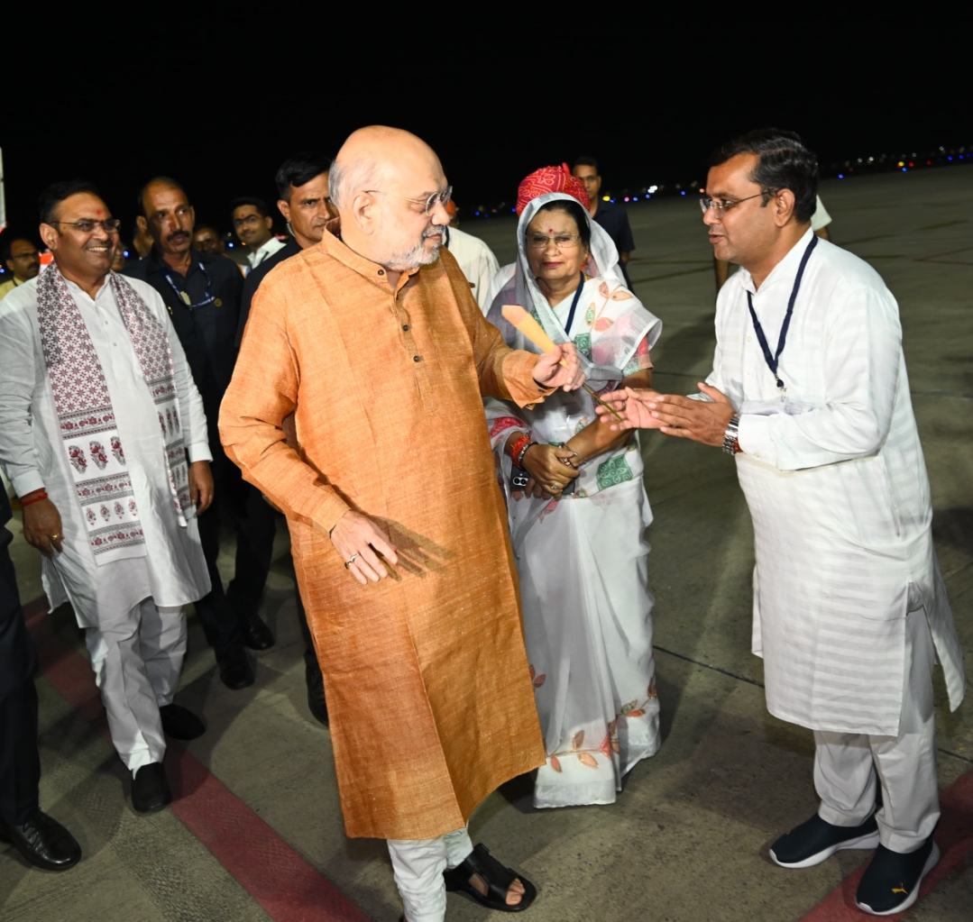 शाह के उदयपुर पहुंचने पर भाजपा नेताओं ने किया स्वागत सीएम भजनलाल ने जनप्रतिनिधियों से लिया विकास कार्यों का फीडबैक, सलूंबर की प्रमुख मांगों को लेकर हुई चर्चा