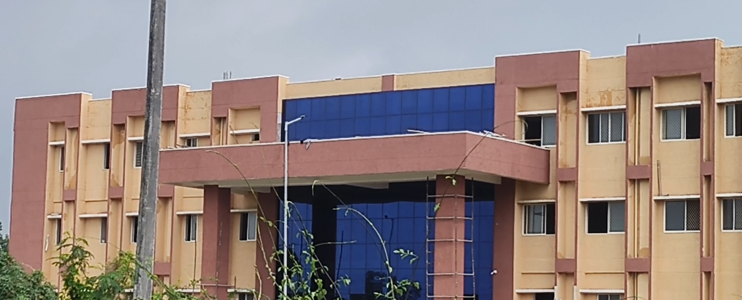 जिला अस्पताल की बाउंड्री ढही, बिजली का पोल भी टूटा; लटकते तारों से हादसे का खतरा