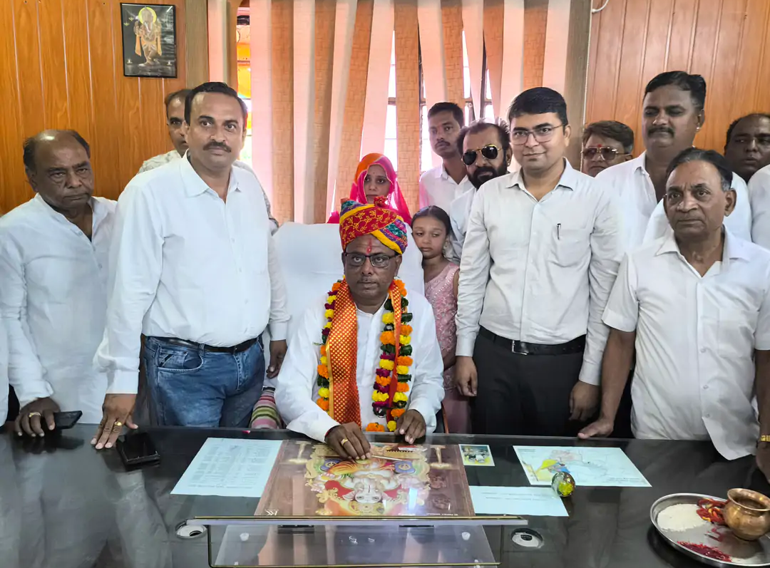 सलूंबर में नई नगर सरकार ने संभाली कमान, नरेश जैन सभापति तो डॉ. लव व्यास उपसभापति बने अलग-अलग शुभ मुहूर्त में ग्रहण किया पदभार, खुली जीप में निकला विजय जुलूस; शहरभर में पुष्पवर्षा और आतिशबाजी से हुआ स्वागत